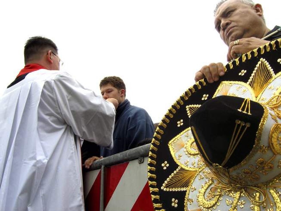 An Emotional Farewell to Pope John Paul The Great_2